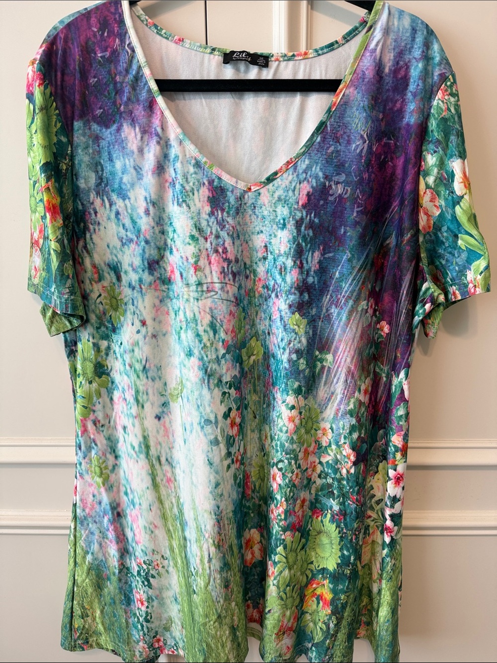 Lilt Women's V-Neck Short Sleeve Floral Print Top in Green & Purple